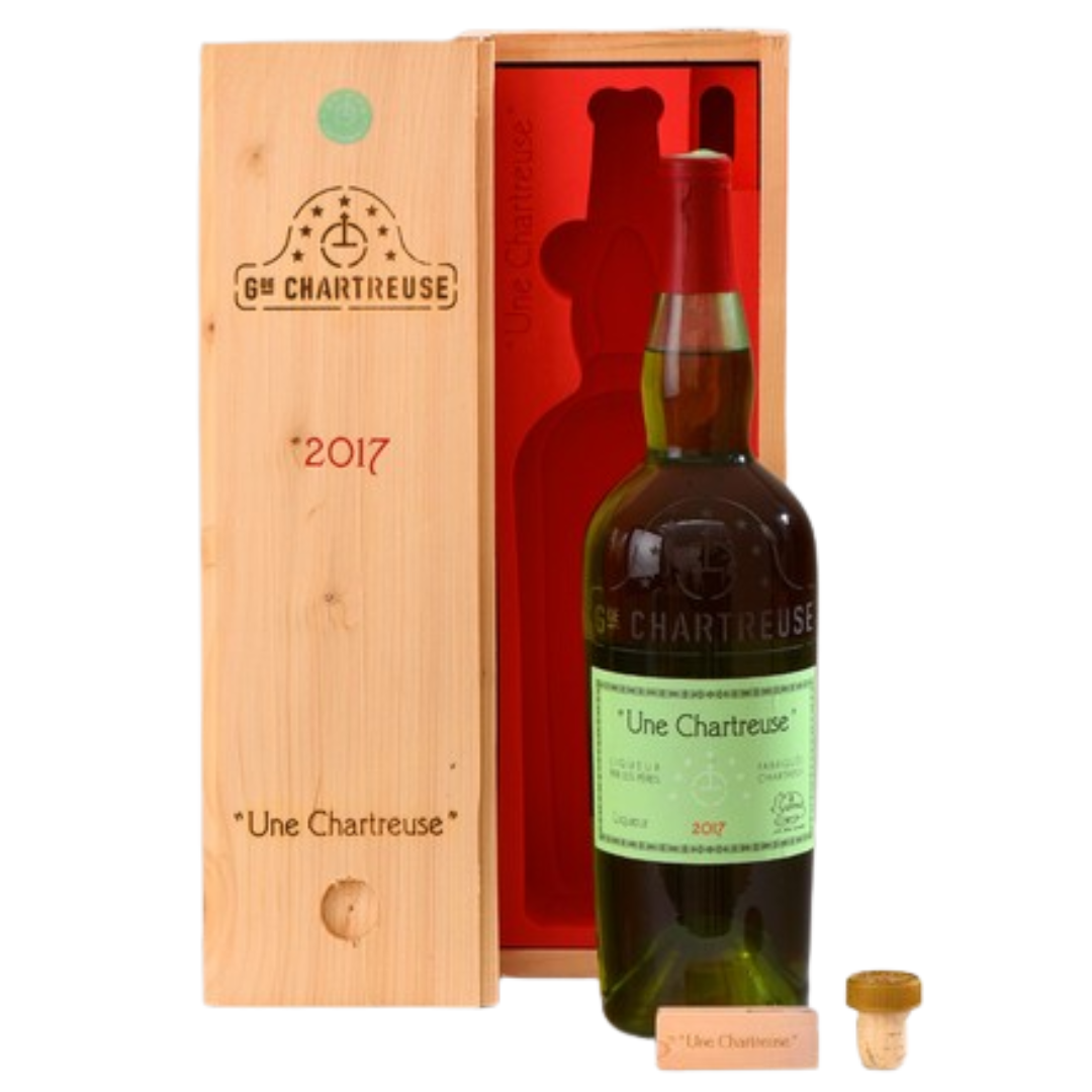 Une 2017 Chartreuse Verte Liqueur 700 mL